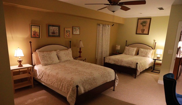 Modern w/firepit, super close to great hiking trails and a beautiful lake . in Covington