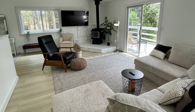 Modern Yosemite Lakehouse w/ Spa Pool Private Dock 3 King Beds Luxury Bedding