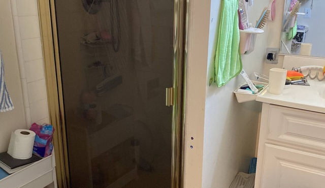 Modest sleeping quarter，cozy quiet private loft. 純過夜不貴的方便小閣樓。