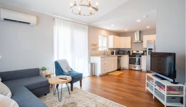 Monthly 1bed/1bath Full Guest House bordering beautiful Nature Preserve Trails
