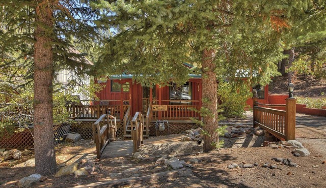 Moose Creek Manor by Destination Big Bear : Near the Village!BBQ! Cable TV! Laundry! Cute Yard! Historic Charm!
