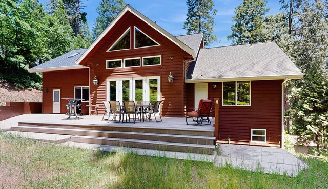 Mountain cabin with fireplace, rec center access & game room - near downtown