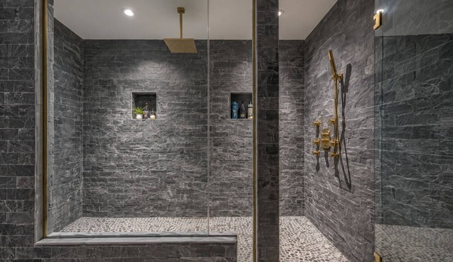 Near convention center! Luxury! 6-Bedrooms Modern, Central, big pool & Yard.