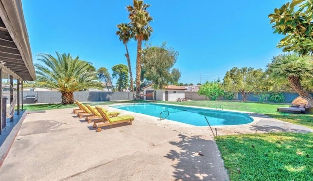 Near convention center! Central 5bedroom 3bathroom 2maters BIG POOL & HUGE YARD!
