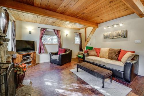 Near Slopes, Donner Lake & Trails! Woodsy Retreat