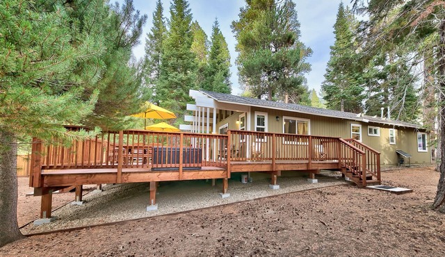 Nestled Among the Tall Pine, 3 bedrooms, hot tub, come play in the mountains.