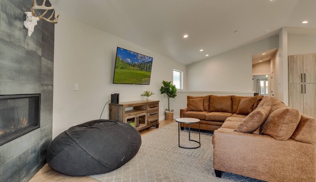 NEW! AC, Hot Tub, Grill, Newly Built, Open Floor Plan, Wifi, 5 of 6 – Emerald Bay Villa