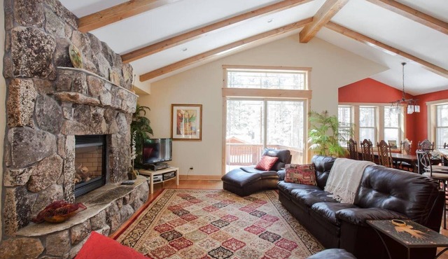 New Luxury Home Near LAKE/CASINOS/HEAVENLY 30 day rental.
