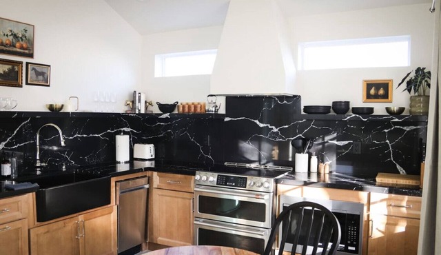 Newly Built Chic Downtown Studio/Private Garage