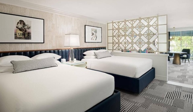 Newly-renovated luxury suites w/kitchenette & balcony! Close to Beverly Hills