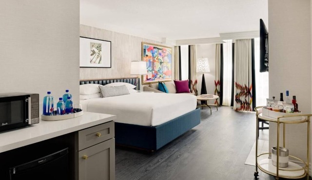 Newly-renovated luxury suites w/kitchenette & balcony! Close to Beverly Hills