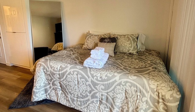 Newport Beach Modern Studio With A Patio-A/C-Resort Pool- 24/7 Gym- & more