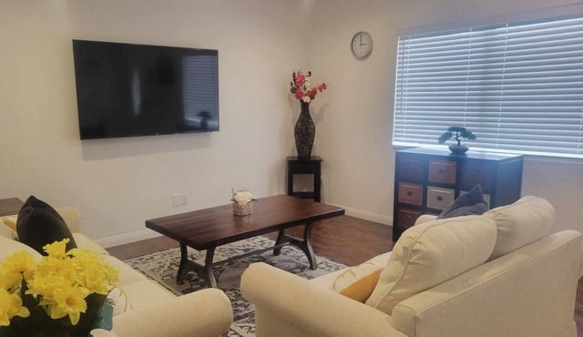 Nice&confortable/house in wonderful Paramount with free park