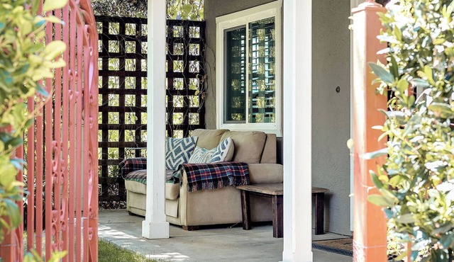 Nicely decorated, home in Los Olivos steps to wine tasting and restaurants