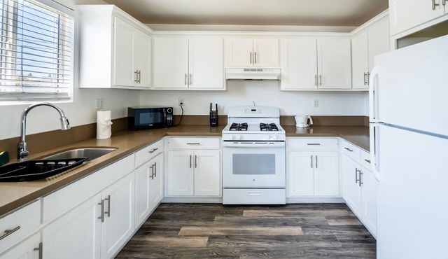 nModern Spacious 5 Bedrooms 3-Bathroom with AC Near Downtown LA with 2 Parking