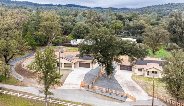 Oakhurst Oasis – Modern Furnishings, Hot Tub, Game Room, EV Plug, BBQ & Fire Pit, Pet‑Friendly | Sleeps 19+ | 5 Mins to Downtown