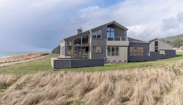 Ocean front bluff top oasis with spectacular views Sleeps up to 8