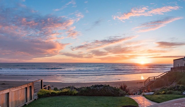 Ocean Front Cottage! Beauty on the outside, Charm on the inside!