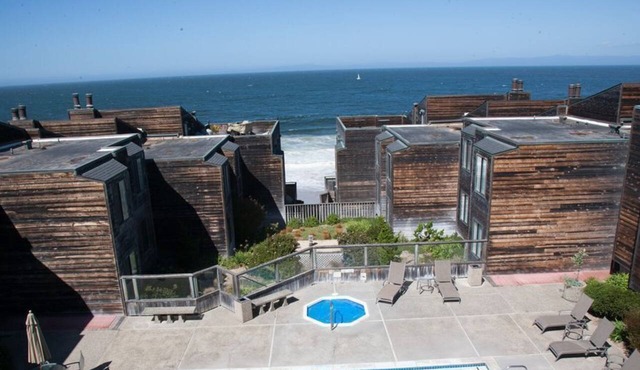 Ocean Harbor 110 - Monterey Condo - Oceanview, Surf Sounds