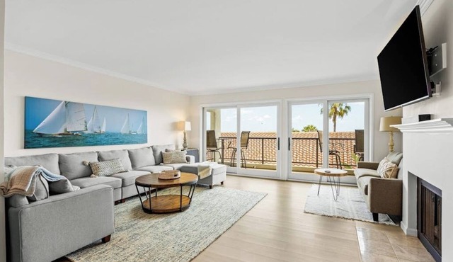 Ocean-view condo in Santa Barbara steps to beach with pool & balcony