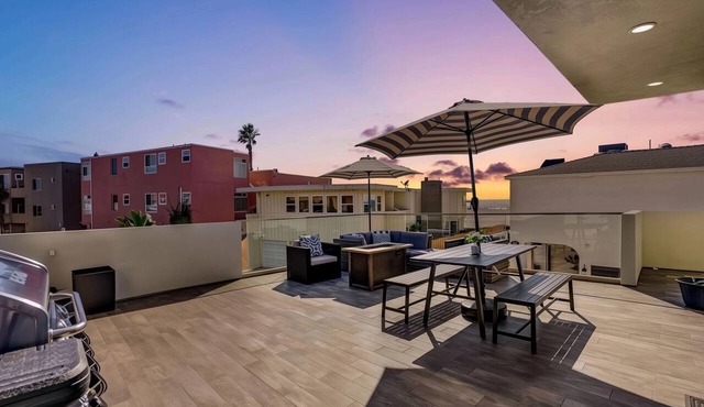 Ocean View Paradise w/Private Patio, Parking, W/D & Location!