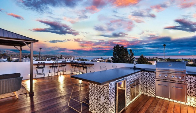 * Ocean view rooftop* Peloton* Modern & New