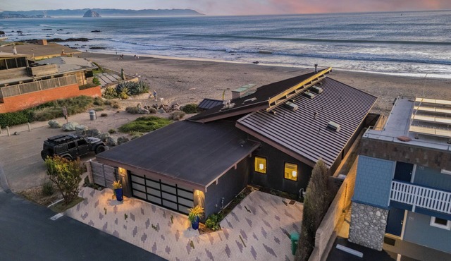 Oceanfront Cayucos Home + On the Sand + Firepit + Views + Steps to Cayucos Pier