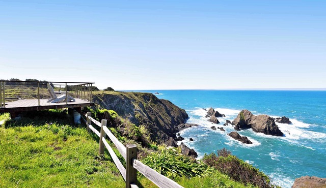 Oceanfront Elk Cottage - Deck, Views & 7 Acres in Elk