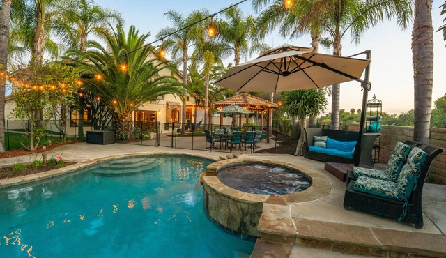 Oceanside Tropical Resort with HEATED POOL & SPA!