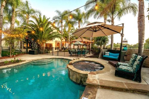 Oceanside Tropical Resort with HEATED POOL & SPA!
