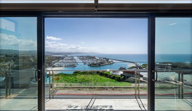 Oceanview luxe condo, deck & sauna - Harbor Haus