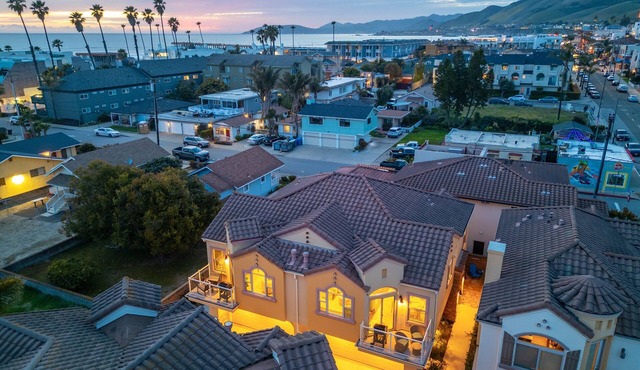One block from Beach Sleeps 8!