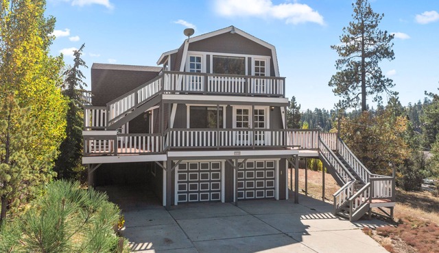 Oso Grande Lodge - Well located cabin with a lake and ski slope view! Ping Pong and Foosball Table!