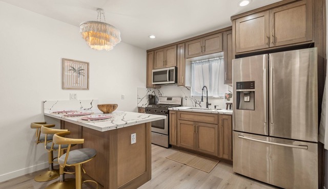 Palm Royale Club! 2 Bed, 2Bath with Master bedroom in the nicest city of Downey!