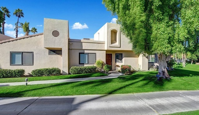 Palm Valley Country Club, remodeled 1647 SF, 3BD, 2BA on 18th tee, w/golf cart