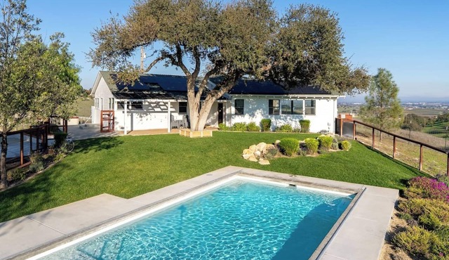 Paso Robles Wine Country Stay, Pool and Views
