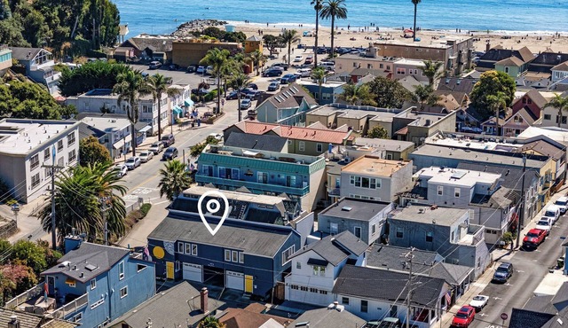 Peaceful 2-bedroom Cottage in Capitola, Steps to the Beach. Pet Friendly.