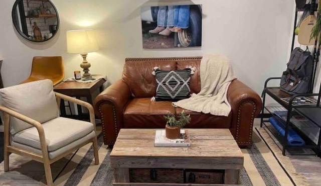 Peaceful new Tiny Home on farm, steps to wineries!
