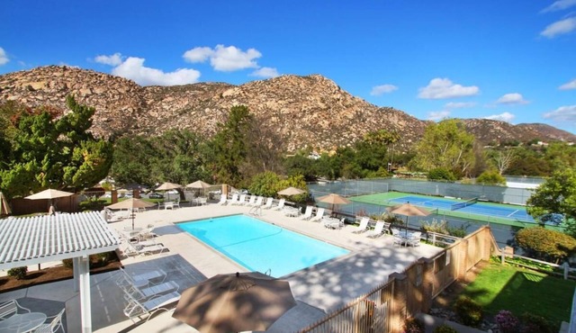 Perfect Getaway! Two Comfortable Units, Onsite Pool & Game Room, Free Parking