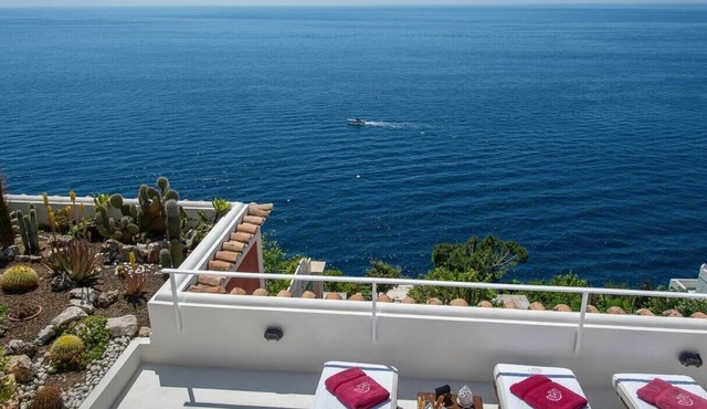 Perfect luxury retreat on this heavenly piece!
