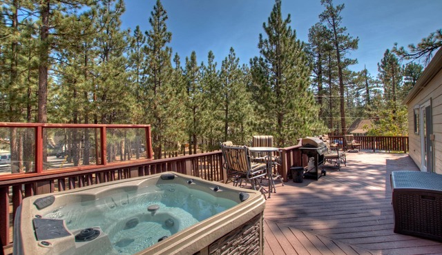 PET FRIENDLY! Expansive Game Room with Pool Table, Ping Pong, Air Hockey & more! HOT TUB! Walk to Lake!