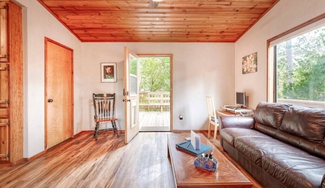 Petite Chalet with deck near Loch Lomond!