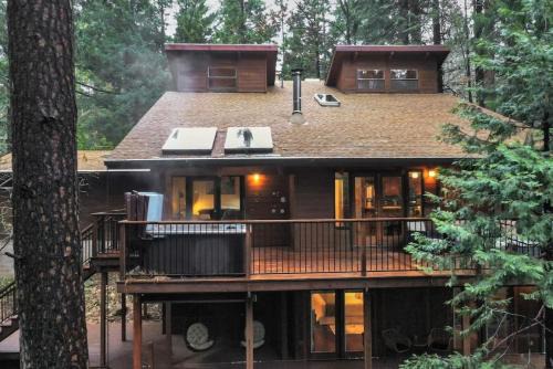 Picturesque Cabin Hot Tub