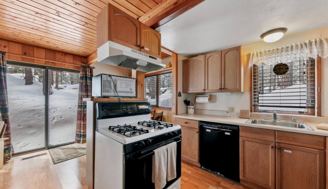 Pine Cone Cabin Minutes to Heavenly or the Lake, 2 bedrooms plus Bonus Room