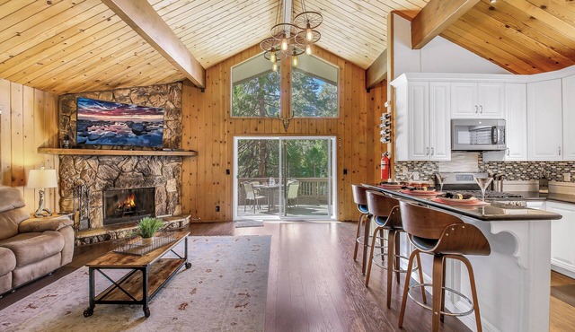 Pine View - Spacious 3000 SQFT Home with Game Room, Bar and 3 Decks!
