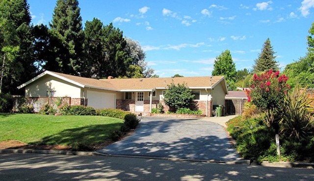 Pleasant Hill: Peach Tree house, 3 bedroom 2 bath