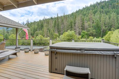Pool & Dual Decks! Modern Trinity River Retreat
