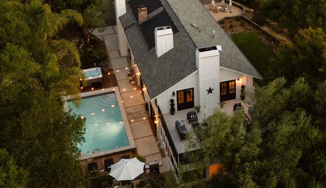 Pool, Hot Tub, Pool Table & Views—Near Plaza