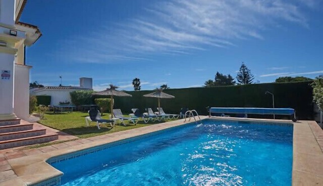 Pool, Pool table, Table tennis, 3 mins by car to Port, Walk to shops.