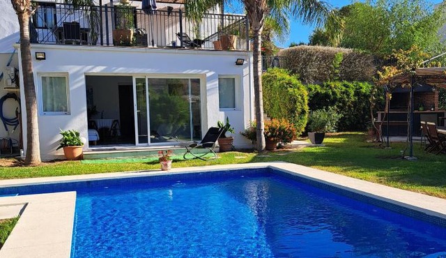 Pool-side chic studio in beautiful countryside